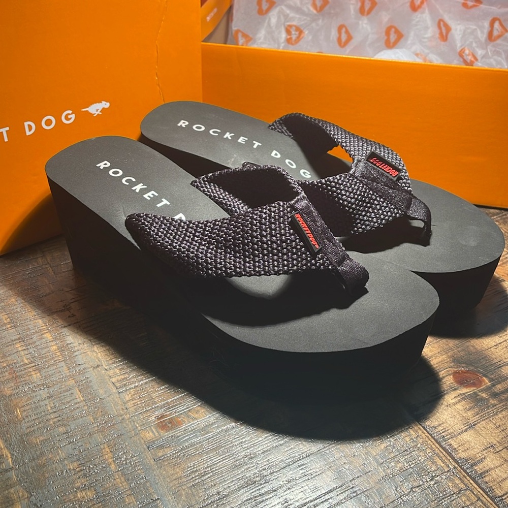 NWB Rocket Dog plateform flip-flop Size 10 Black